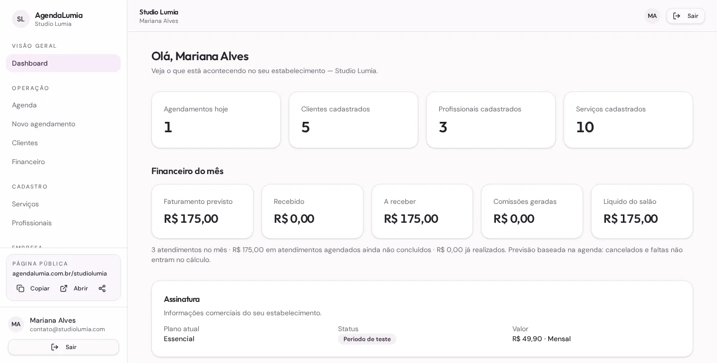 Painel do AgendaLumia no notebook: dashboard com agendamentos do dia, clientes, profissionais e resumo financeiro